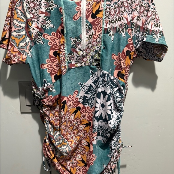 Caracilia Women's Rash Guard - Picture 3 of 3